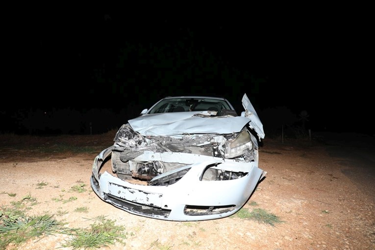 Putnički vlak naletio na auto u Puli