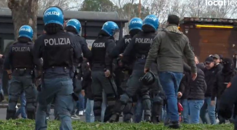 Pogledajte sukob policije i navijača Rome. Koristili su se pendreci, boce i petarde