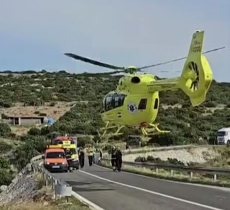 Petero ozlijeđenih u nesreći na Pagu, jedna osoba helikopterom prevezena u bolnicu