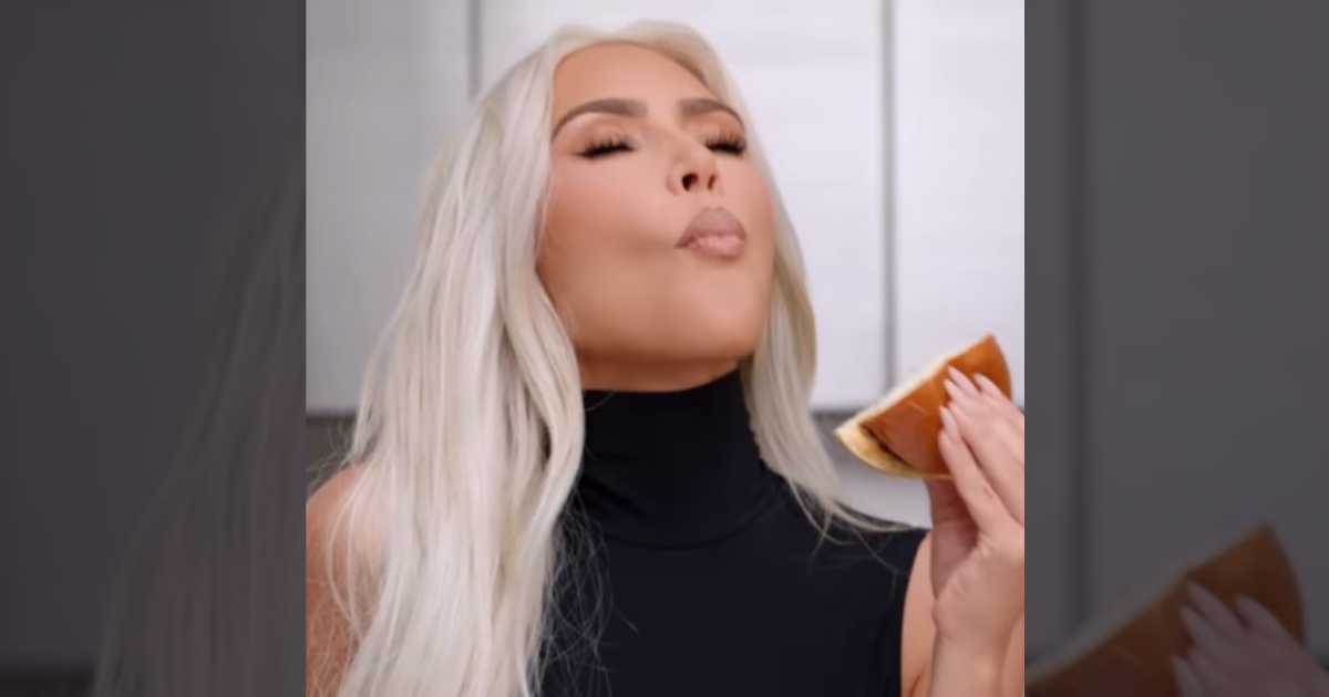 Kim Kardashian se u reklami pretvarala da jede veganski hamburger, ljudi je sprdaju
