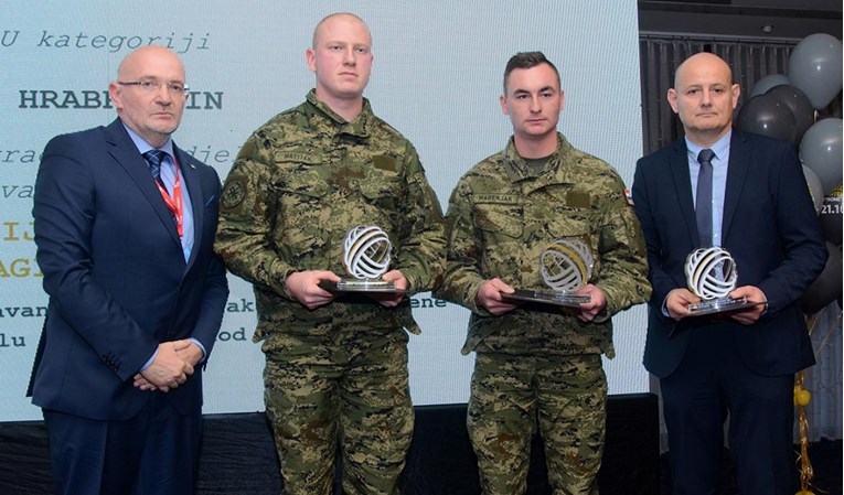 Nagrađena trojica vojnika koji su spasili vozača traktora od utapanja