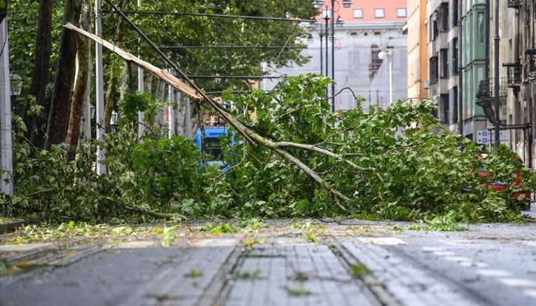 Grad poslao apel Zagrepčanima. Oluja opet čupala drveće i nosila krovove