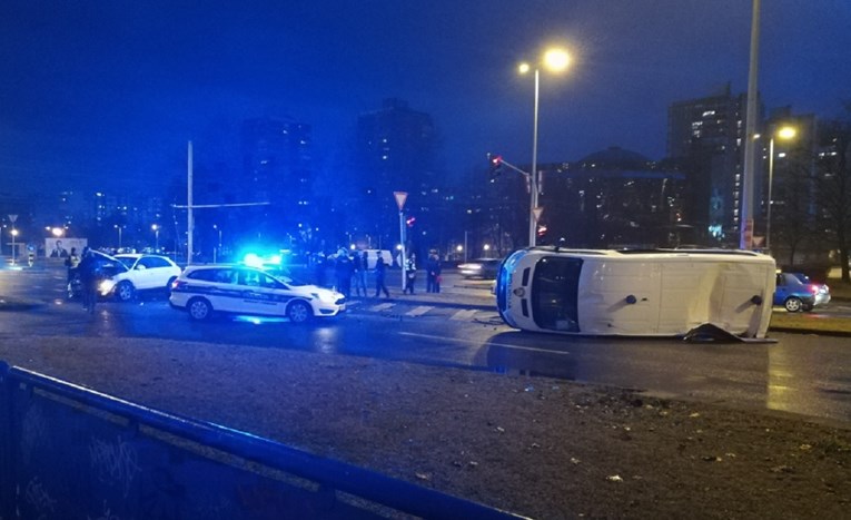 FOTO Sudarili se auto i policijski kombi u Zagrebu, dvije osobe ozlijeđene