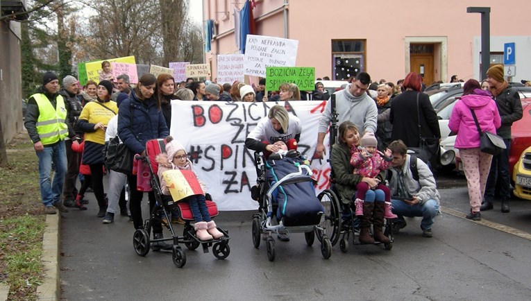 Stotine građana u Sisku prosvjedovale protiv Kujundžića: "Spinraza za sve"