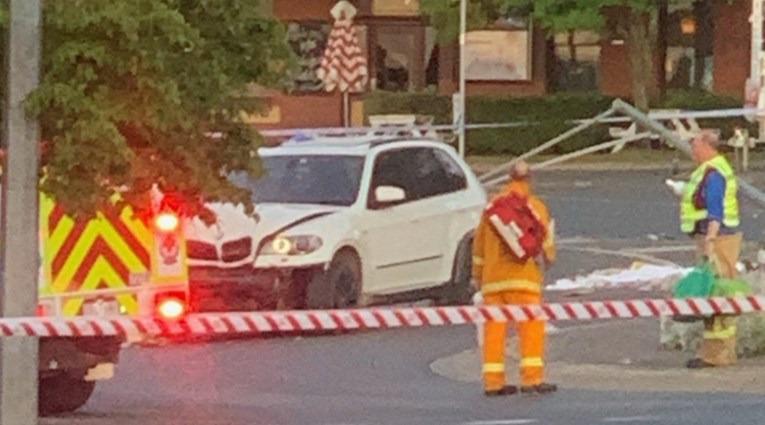 BMW-om se zabio u terasu puba u Australiji i ubio 5 ljudi. Među njima i dvoje djece