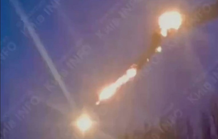 VIDEO Ruski raketni napad na Kijev, snimljeno rušenje projektila. Ima ranjenih