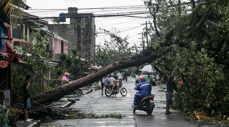 Deset osoba poginulo u tajfunu koji je pogodio Filipine