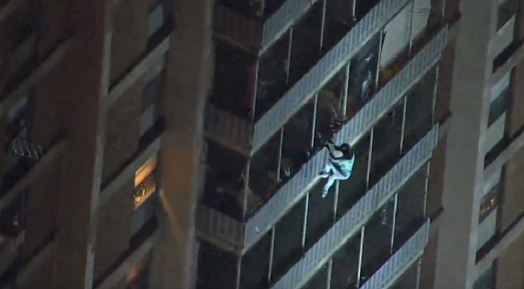 VIDEO Muškarac u Philadelphiji bježao od požara penjući se po zgradi