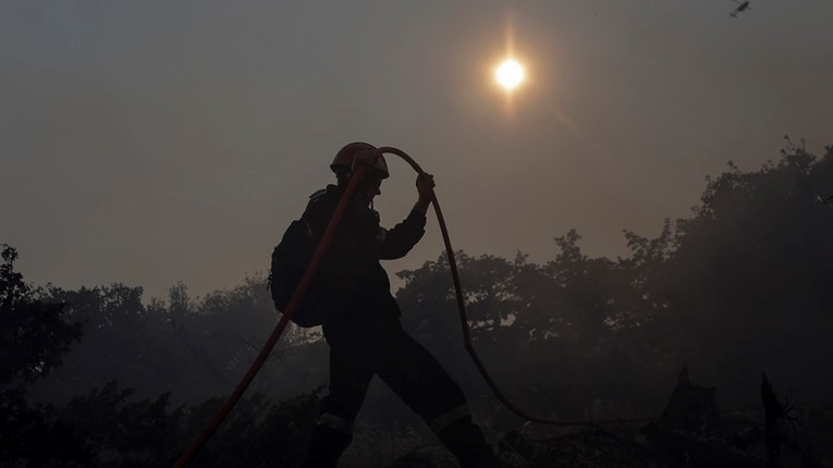 Vatrogasci se bore s požarom na jugu Francuske