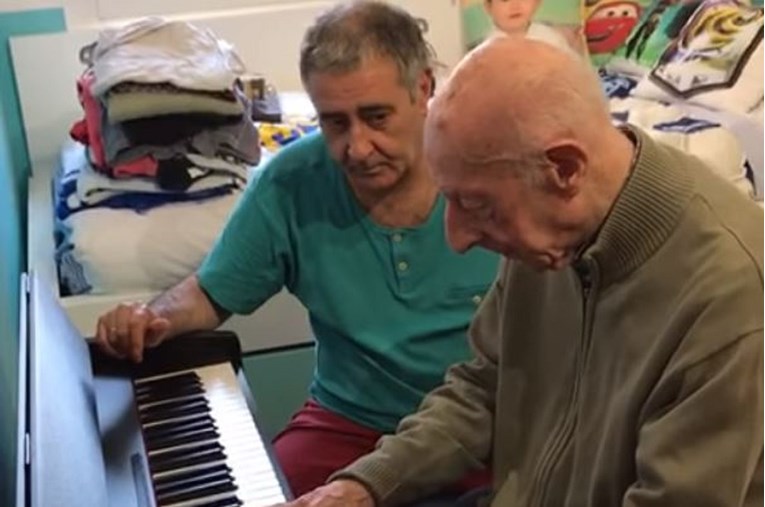 Ima 101 godinu i ne sjeća se ni lica obitelji, ali ovo se dogodi kad sjedne za klavir