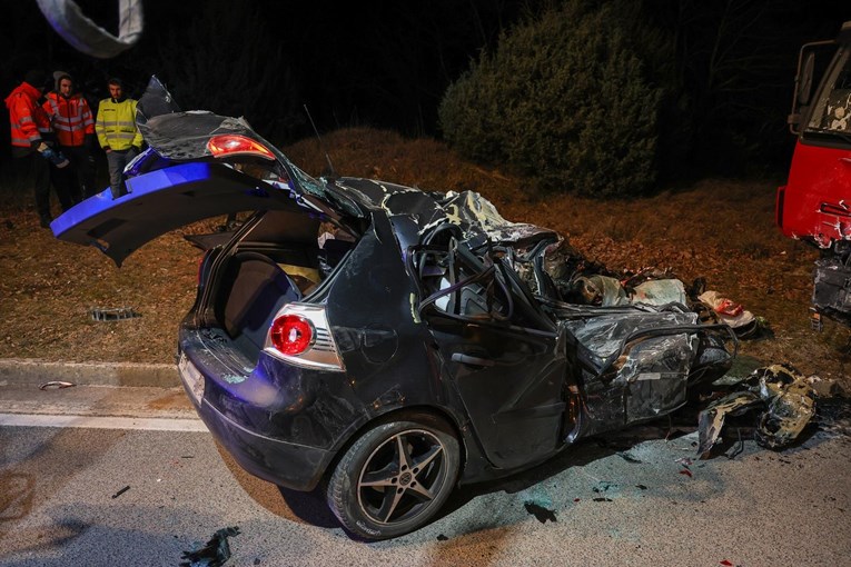 Direktno se zabio u kamion i ostao na mjestu mrtav, auto zdrobljen