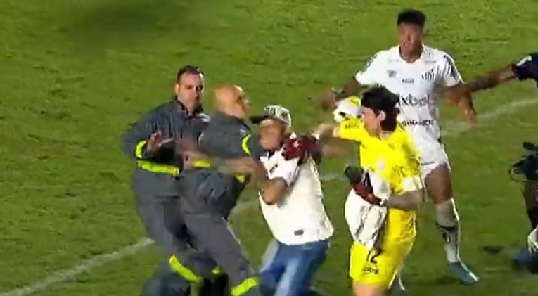 VIDEO Navijač u Brazilu kukavički nasrnuo na igrača rivalskog kluba