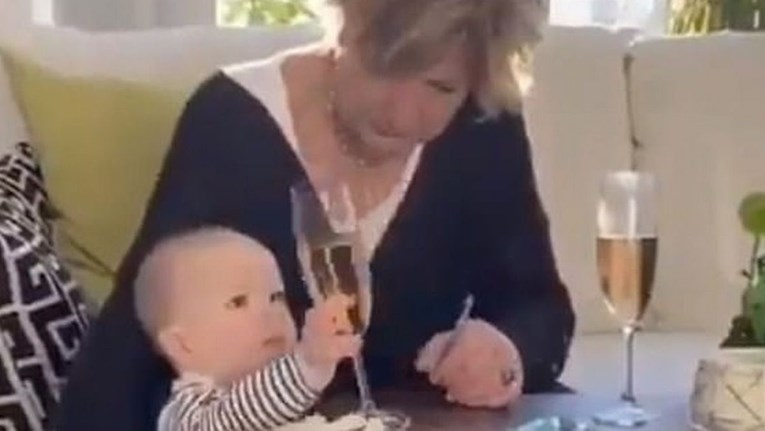Baka bacila bebu da spasi čašu šampanjca, ljudi se svađaju je li ispravno postupila