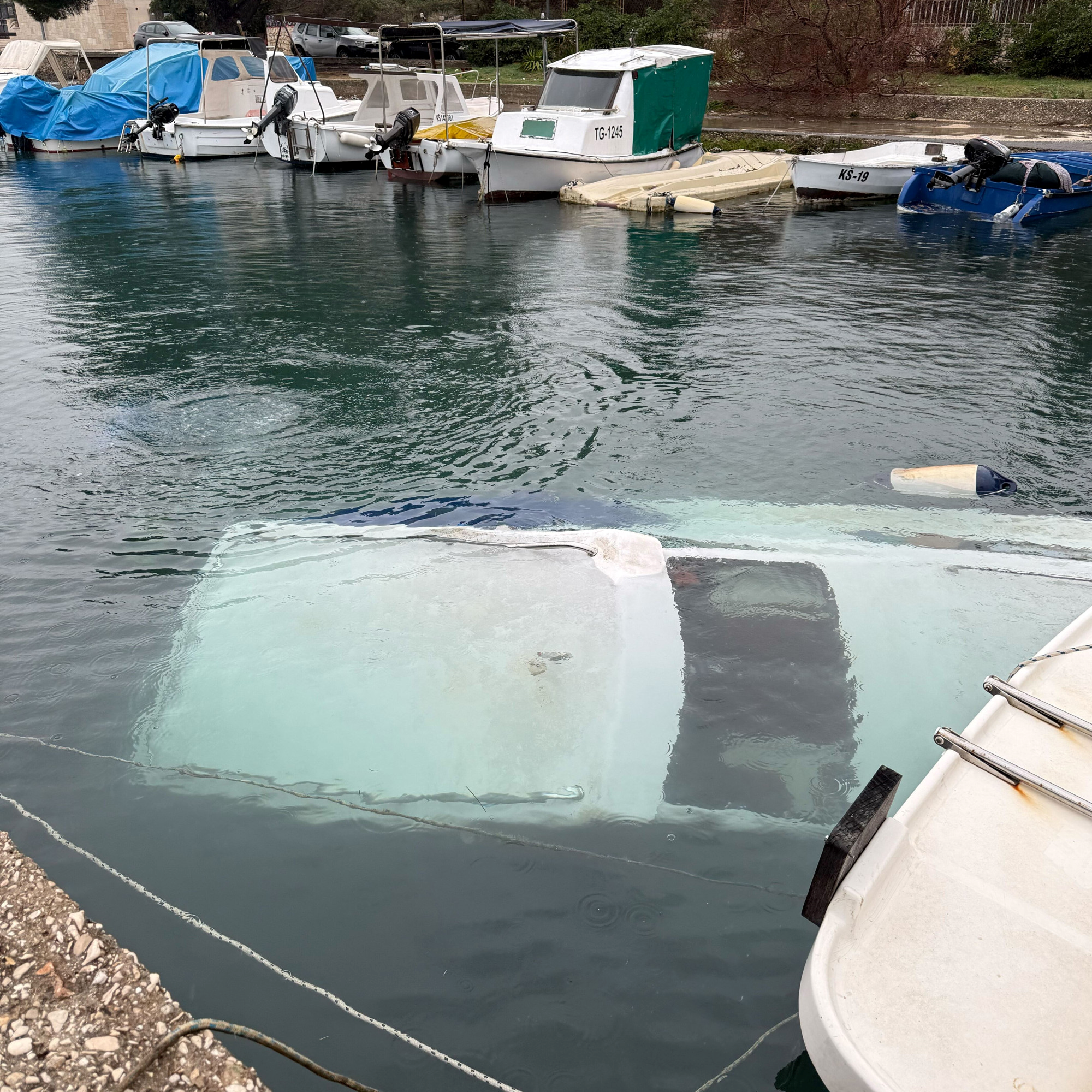 Valovi potopili Dalmaciju, puno šteta. U Kaštelima upravo izvlače potopljenu brodicu