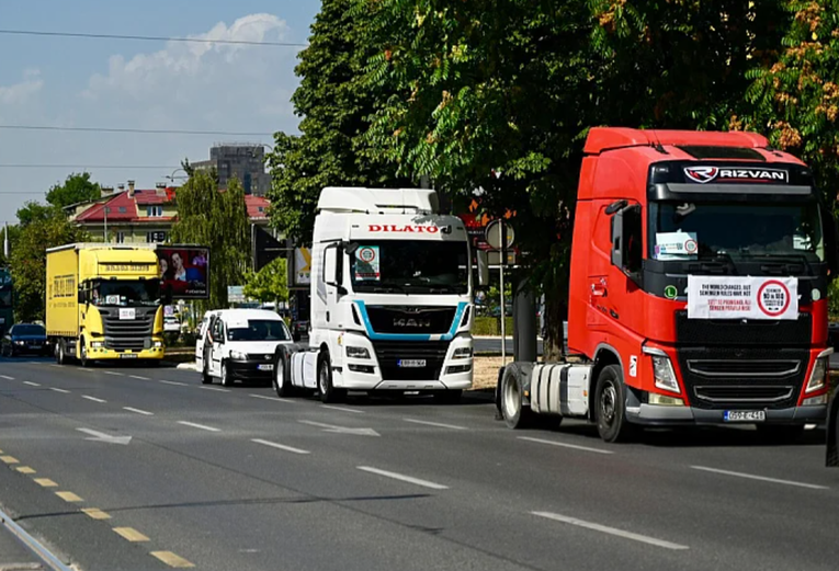 Vozači kamiona s Balkana prijete blokadom granica. "Nismo turisti ni migranti"