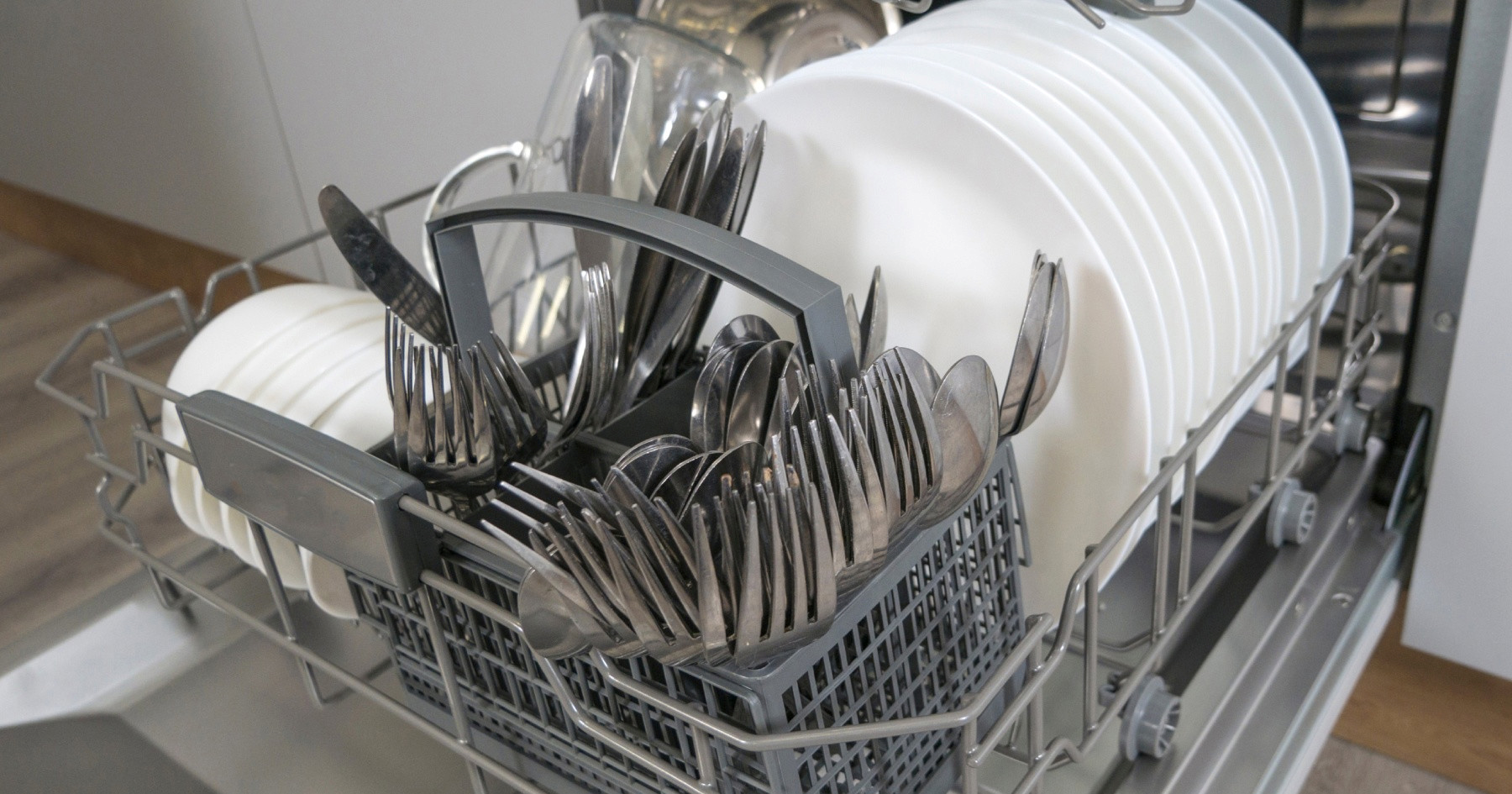 Čemu zapravo služi donja košara perilice posuđa? Neki je krivo koriste