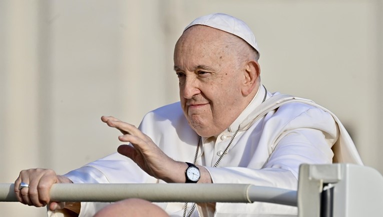 Papa zbog zdravstvenih problema ipak ne putuje u Dubai na COP28
