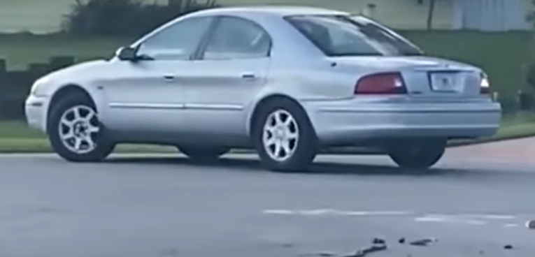 Pas vozio vlasnikov auto sat vremena u krug, šokirani susjedi sve snimili