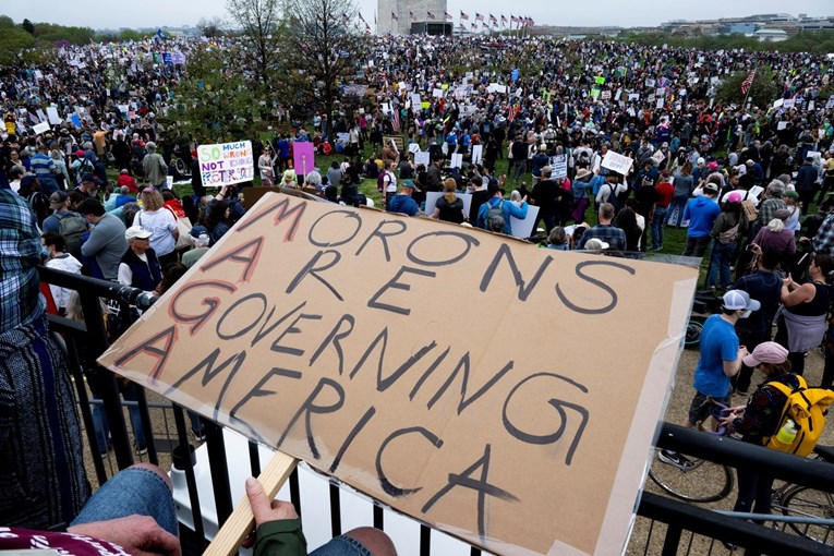 Stotine tisuća Amerikanaca na ulicama poručile Trumpu: "Hands off!"