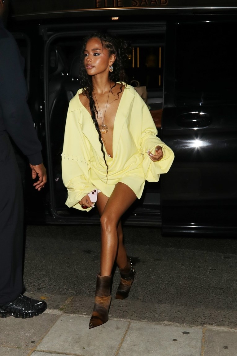 Tyla (23) izdominirala ulicama Londona u haljini nalik košulji