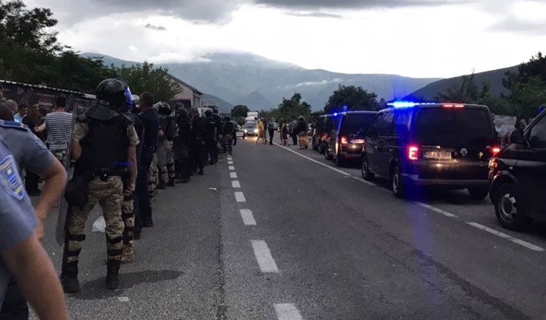 VIDEO Specijalci maknuli radnike Aluminija koji su blokirali cestu kod Mostara