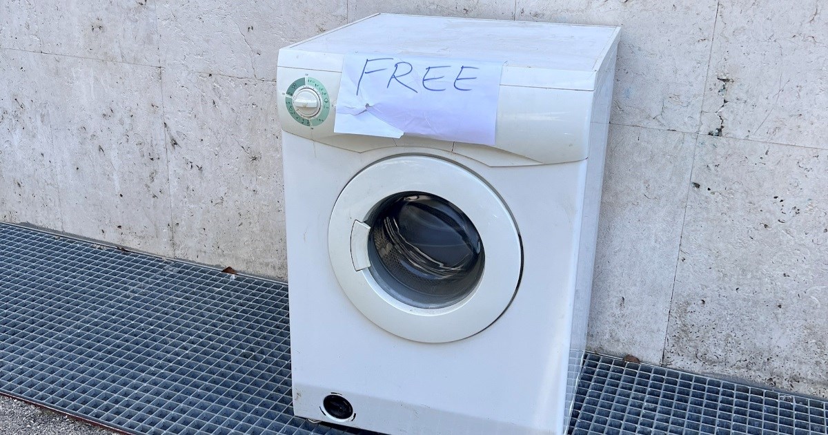 Netko je na ulici u centru Zagreba ostavio perilicu rublja