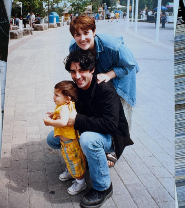 Na buvljaku pronašla nečije obiteljske fotke, ono što je uslijedilo rasplakalo mnoge