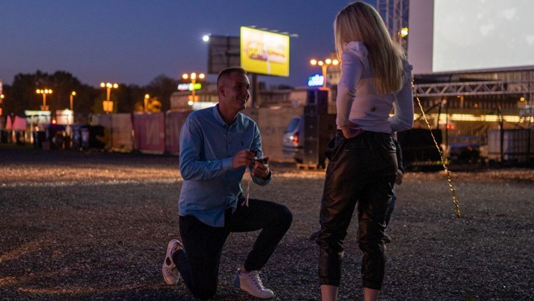 Romantično iznenađenje: Ivan je u drive-in kinu na Velesajmu sinoć zaprosio Viktoriju
