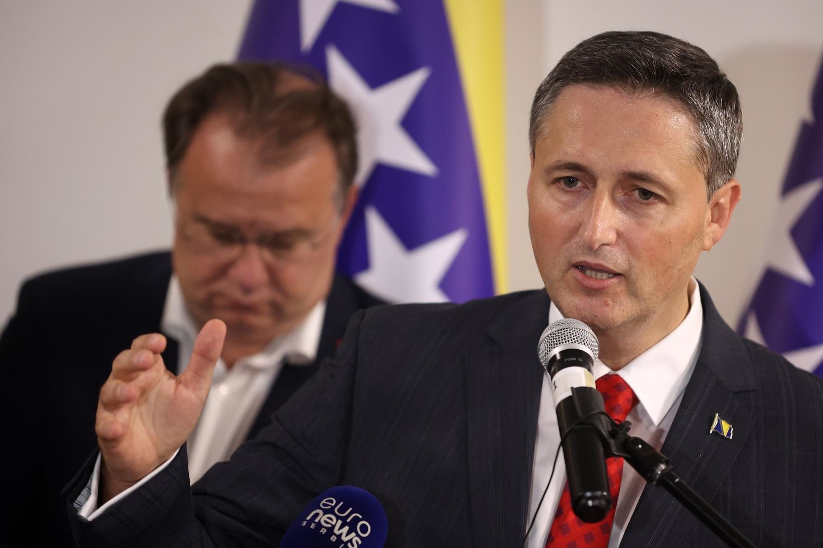 Pobjednički govor Bećirovića: Nije vrijeme ni za kakvu euforiju ili trijumfalizam