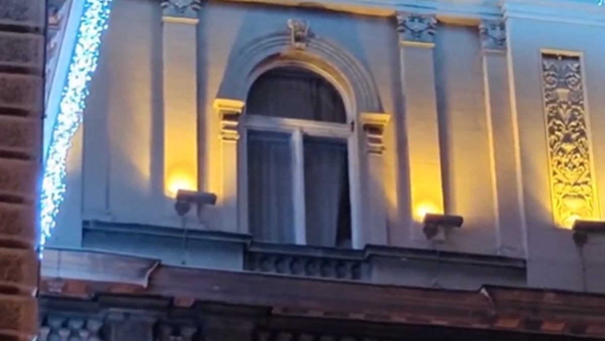 Vučić tvrdi da je izašao pred studente. Širi se snimka, netko samo viri kroz zavjesu