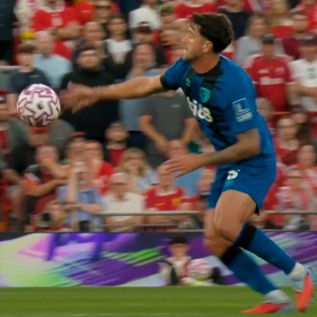 Cirkus odmah u prvoj utakmici Premier lige. Carragher poludio na VAR suce