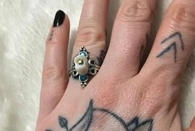 Ljude zgrozila fotografija zaručničkog prstena: "Odurno, povraća mi se"