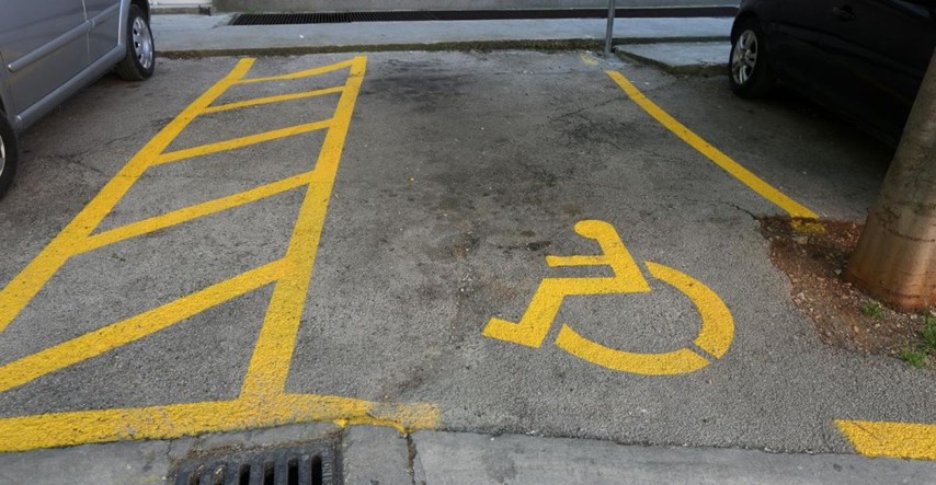 Kad vidite čemu služe crte uz mjesto za invalide, nećete više parkirati na njih
