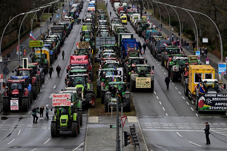 Novi golem prosvjed u Njemačkoj. 3000 traktora i 2000 kamiona zakrčilo Berlin