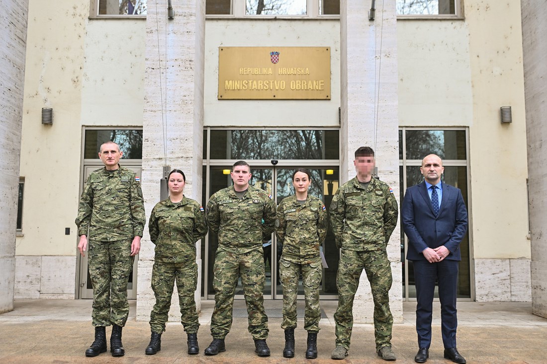 Ovo su vojnici koji su pomogli ljudima u hitnim situacijama. Dobili su pohvale