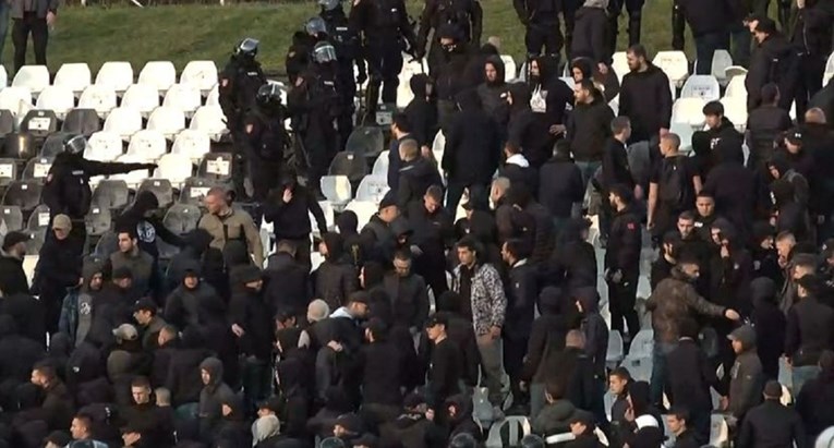 Grobari se potukli s policijom pa izazvali kaos i prekid utakmice