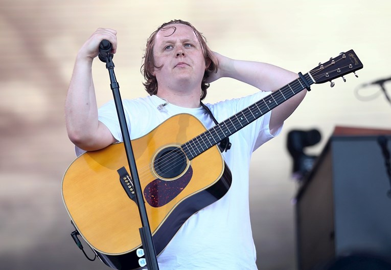 Nakon problema na Glastonburyju Lewis Capaldi objavio da uzima pauzu od nastupa