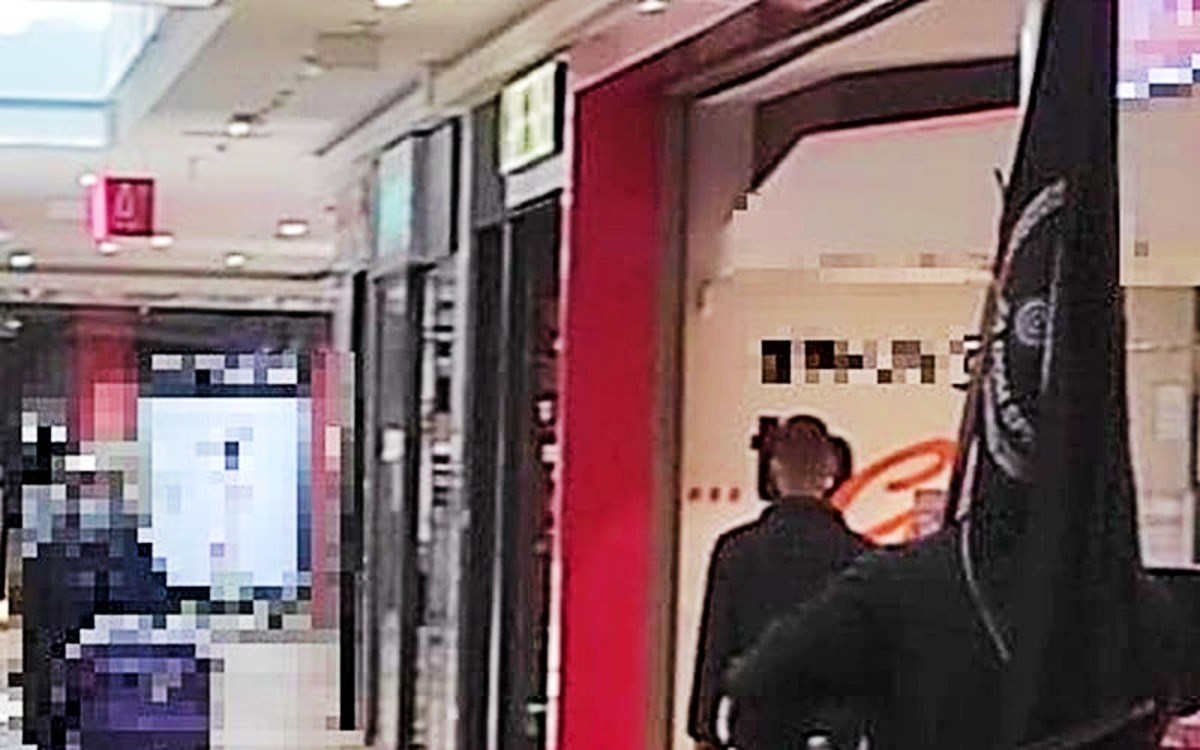 Usred šoping-centra u Splitu tip nosi ogromnu zastavu HOS-a s ustaškim pozdravom