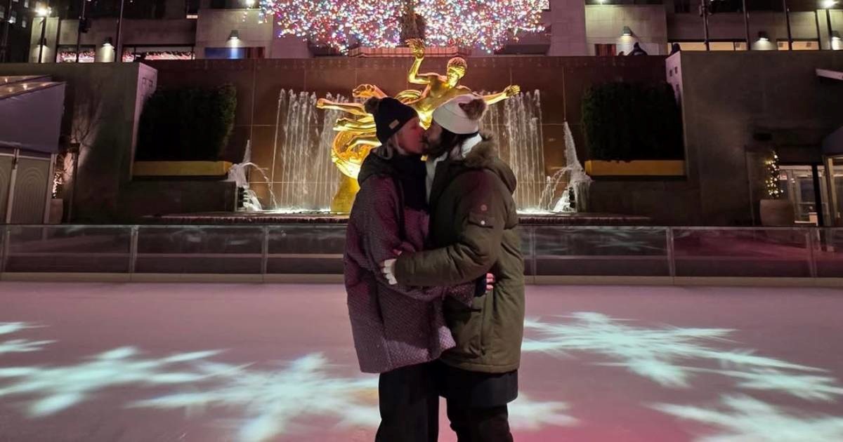 Keanu Reeves ljubio se s partnericom na klizanju ispred božićnog drvca u New Yorku