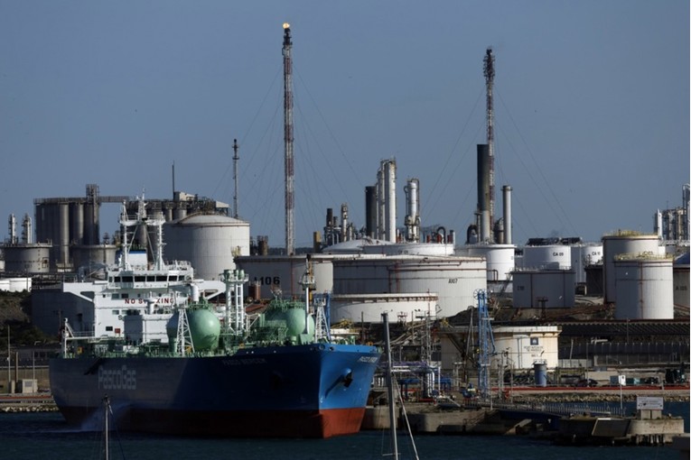 IEA: Europske rafinerije zbog blokade Hormuza prodaju gorivo s gubitkom