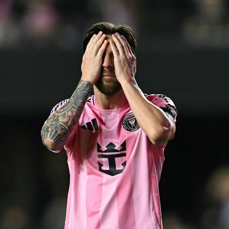 VIDEO Messi kažnjen zbog hvatanja suparničkog trenera za vrat