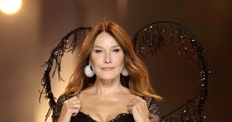 Carla Bruni (56) prošetala na reviji Victoria's Secreta: "Moj muž bi dobio srčani"