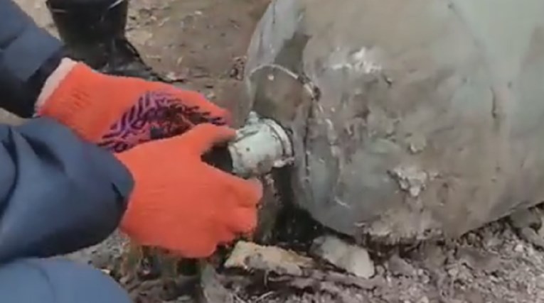 Snimka od 1.4 milijuna pregleda: "Ukrajinci rukama i vodom deaktivirali rusku bombu"