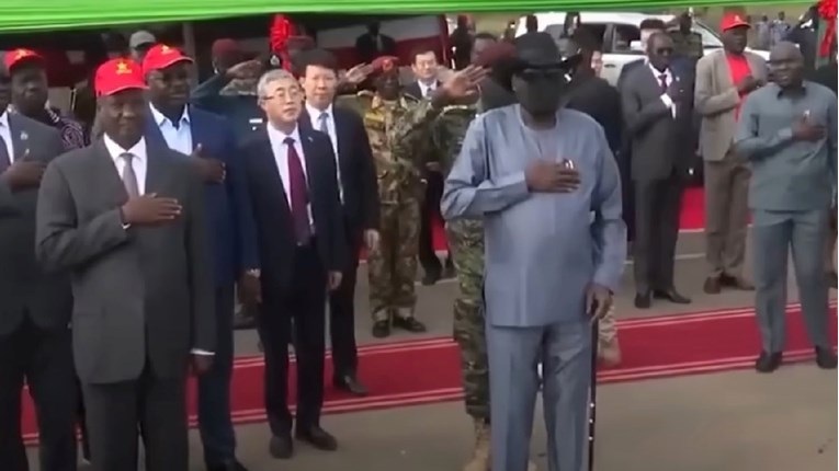Predsjednik Južnog Sudana se pomokrio u hlače, novinari objavili snimku. Uhićeni su