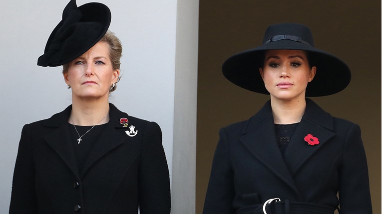 Mnogi se pitaju zašto je Kate bila na balkonu s kraljicom, a Meghan sa strane