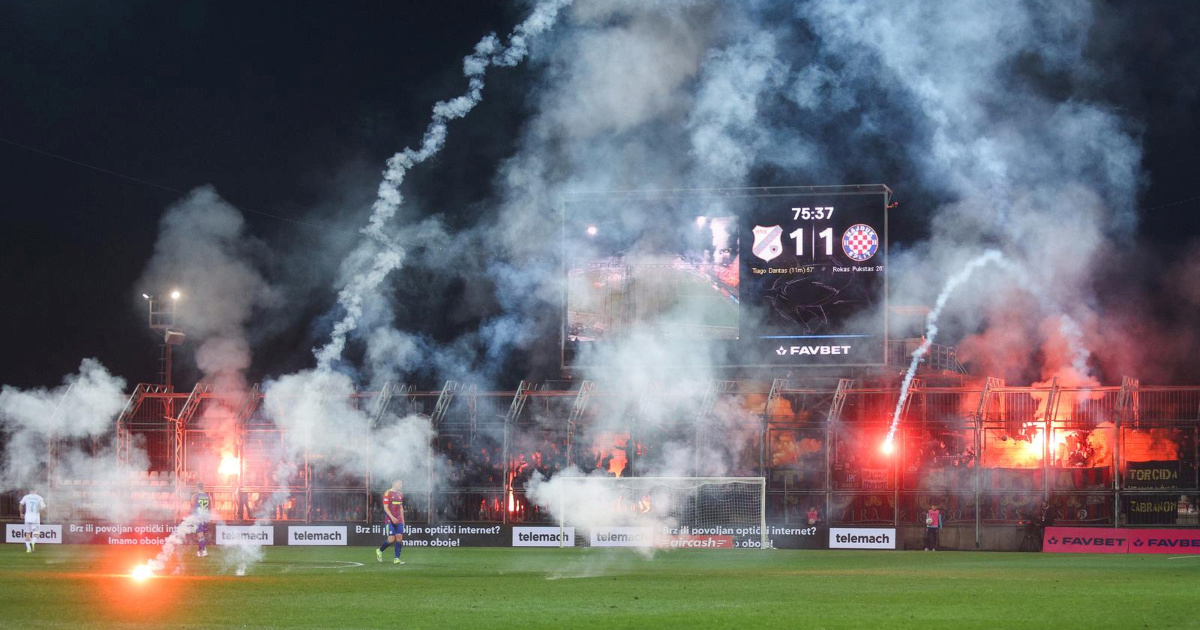 FOTO Pogledajte veliku bakljadu Torcide zbog koje je Jadranski derbi bio prekinut