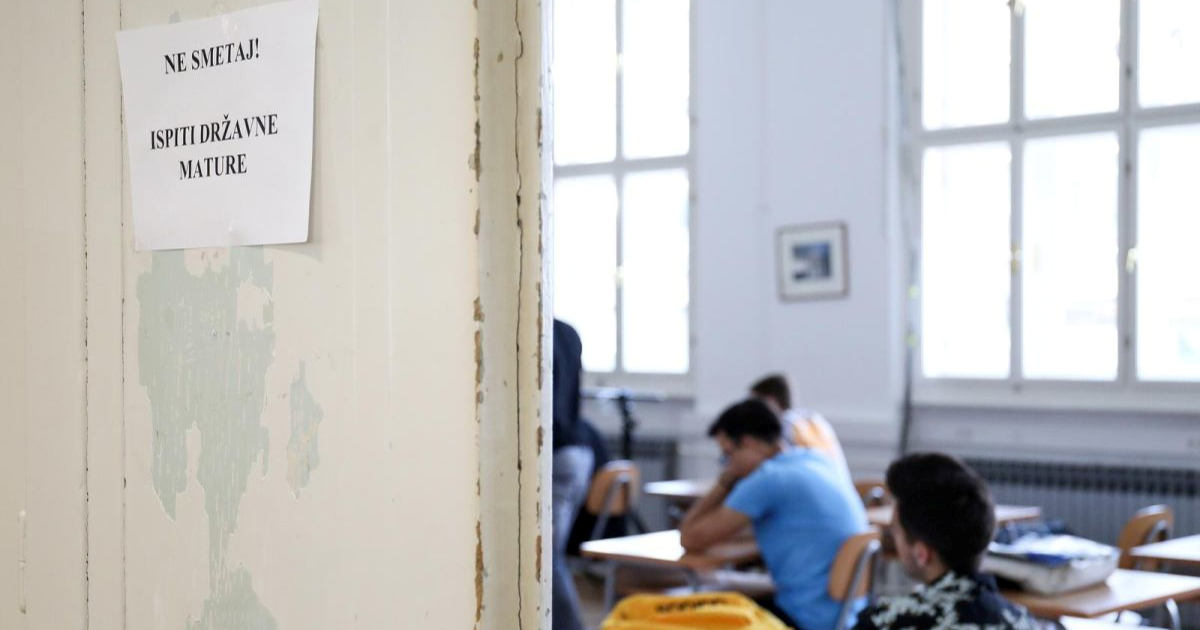 Manje sankcije za učenike koje zateknu s mobitelom na državnoj maturi