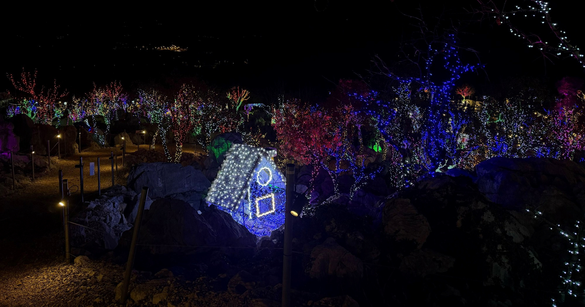 VIDEO Prošetali smo Božićnim selom ukrašenim s 4.5 milijuna lampica (i dobili poruku)