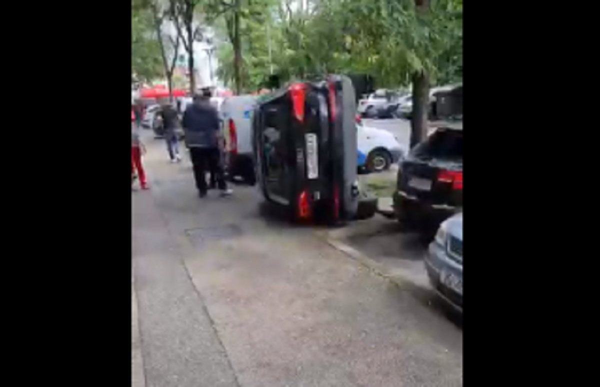 Čudna nesreća u Zagrebu, auto oštetio više vozila pa završio na boku
