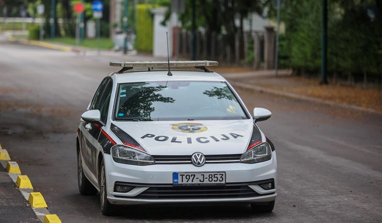 Tinejdžer (18) poslao 7 lažnih prijetnji bombama u škole u Sarajevu, maloljetnik 49